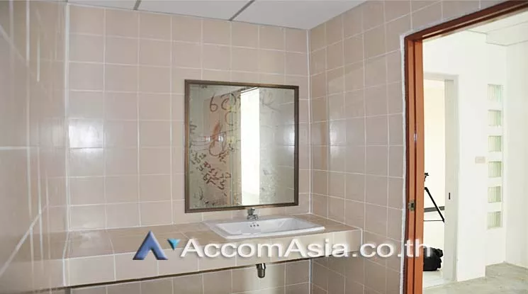 8  Office Space For Rent in Ploenchit ,Bangkok BTS Chitlom at Piya Place AA16012